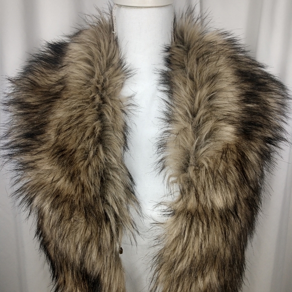 Guess sweater vest trimmed with faux fur - Picture 3 of 11